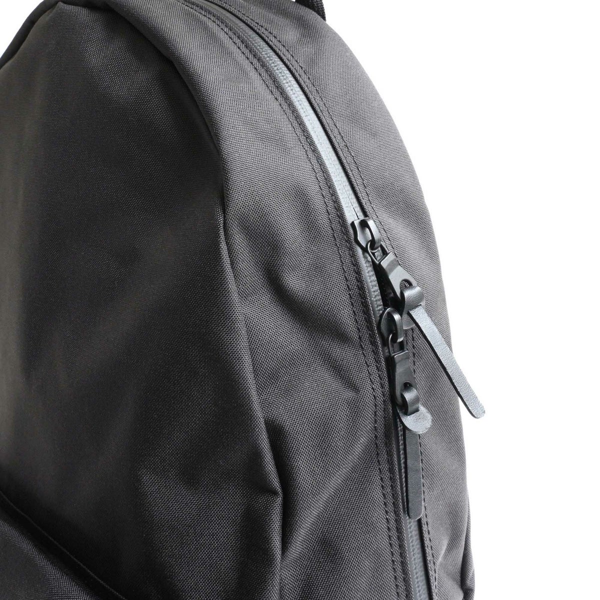 水の侵入を防ぐYKKの止水ファスナーを使用。