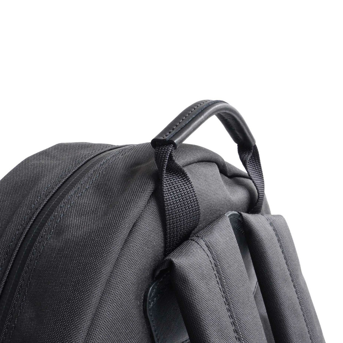 手の負担を軽減する為に、ハンドルは手に馴染みやすい</br>グローブレザーで巻いています。