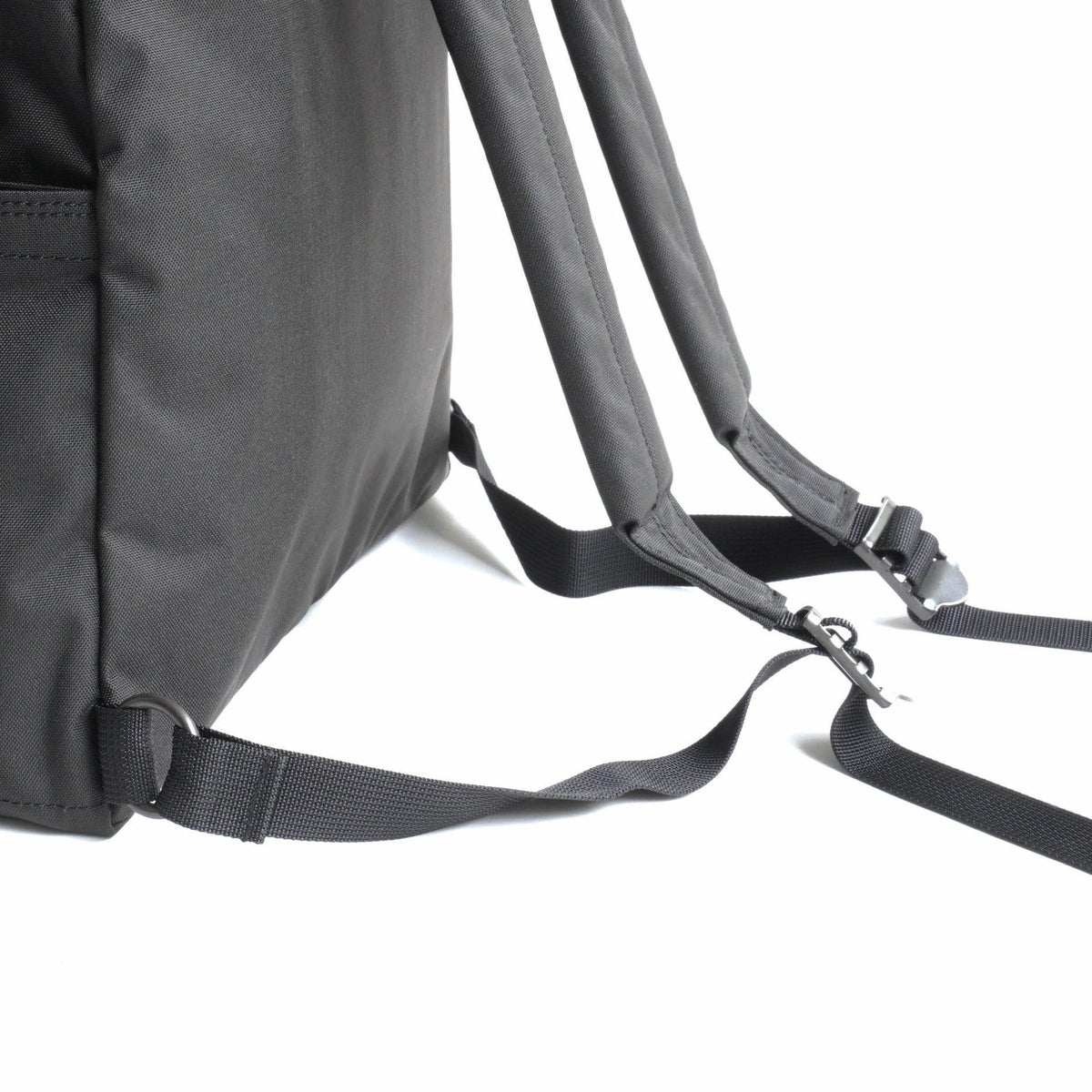 ショルダー部分には肩への負担を軽減できるように</br>クッション材を入れています。