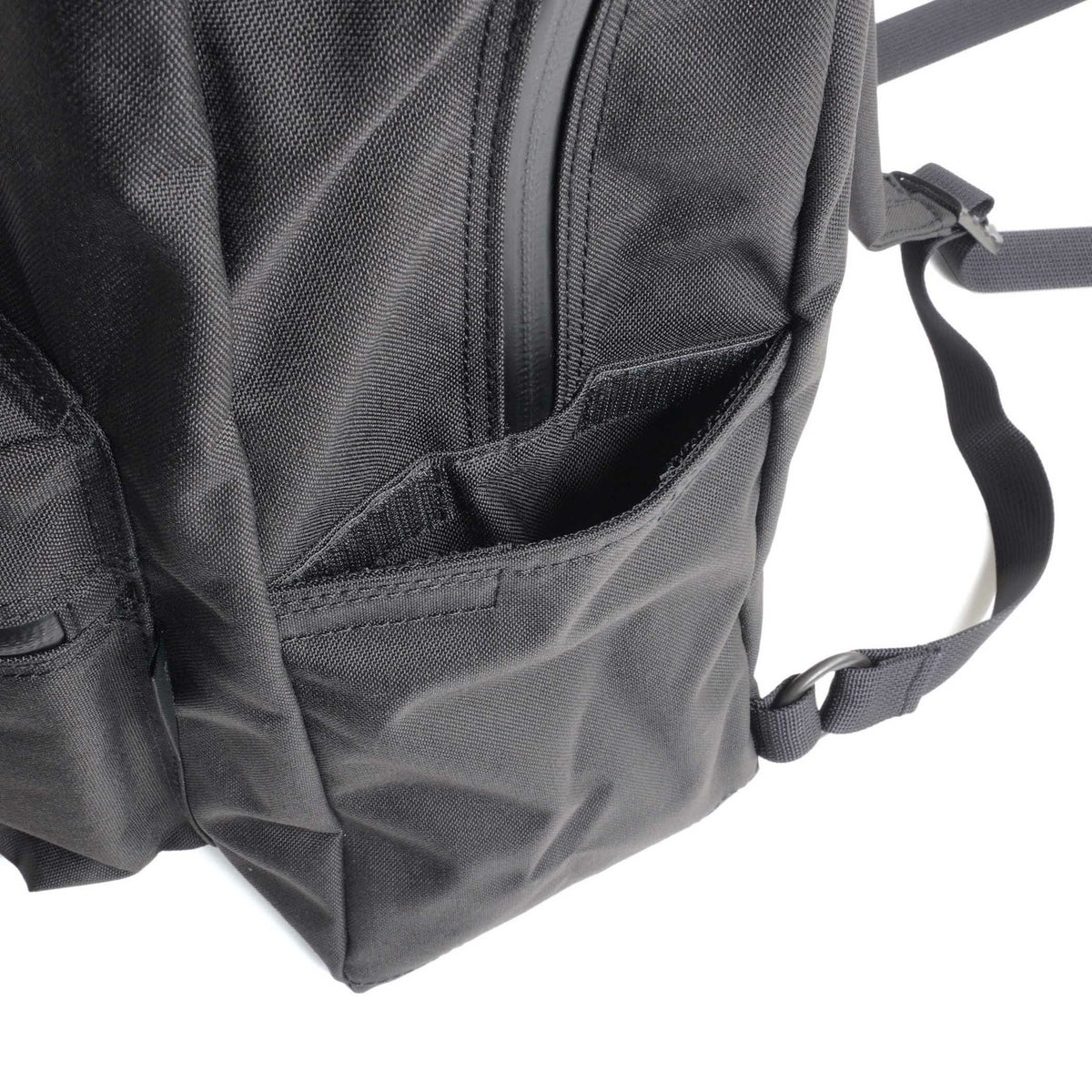 サイドの片側にはマジックテープ付きポケット。