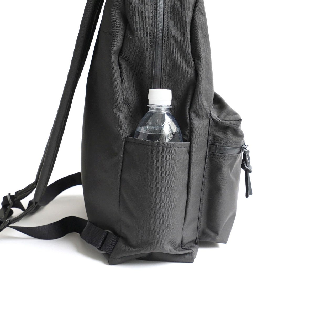 反対側にはよく取り出すものを収納するのに便利な</br>スリットポケットを付けています。