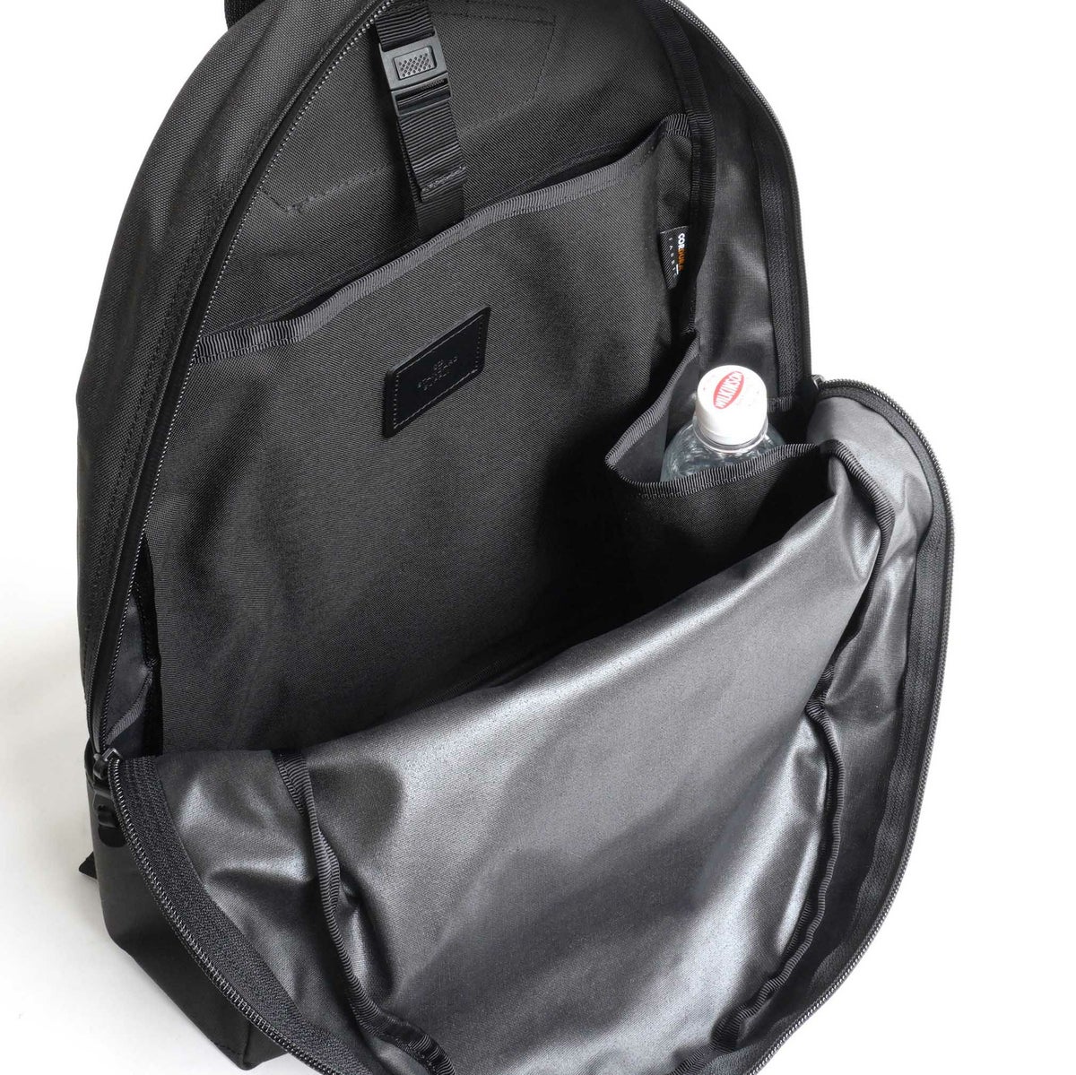 内装のサイドの片側には、ペットボトルなどが</br>入るホルダーを付けています。