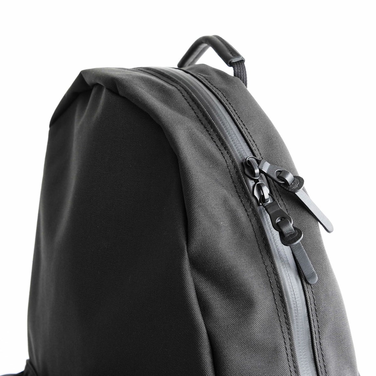 水の侵入を防ぐYKKの止水ファスナーを使用。