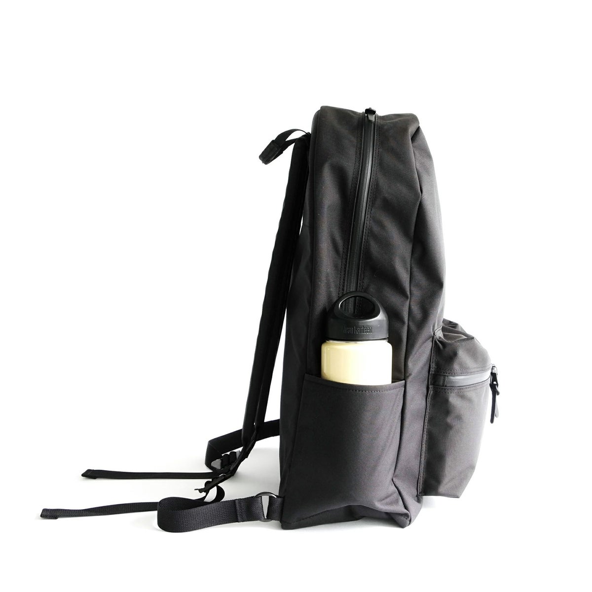 反対側にはよく取り出すものを収納するのに便利な</br>スリットポケットを付けています。