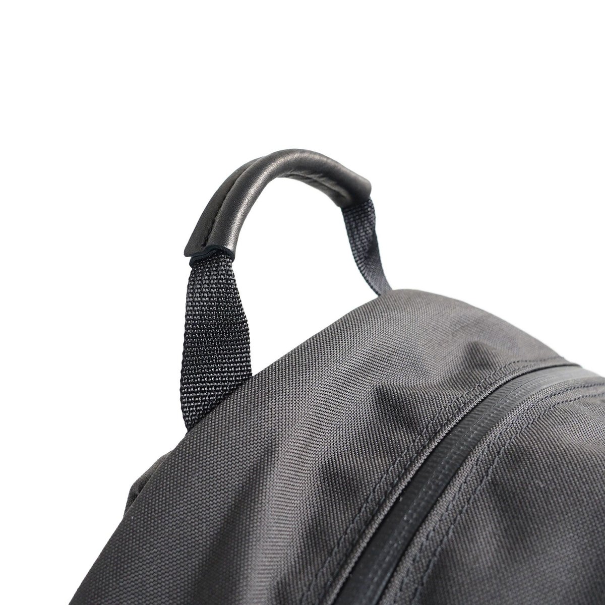 手の負担を軽減する為に、ハンドルは手に馴染みやすい</br>グローブレザーで巻いています。