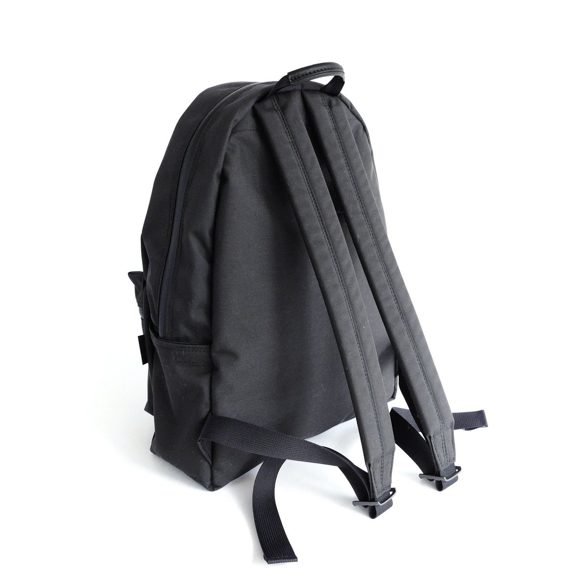 ショルダー部分には肩への負担を軽減できるように</br>クッション材を入れています。