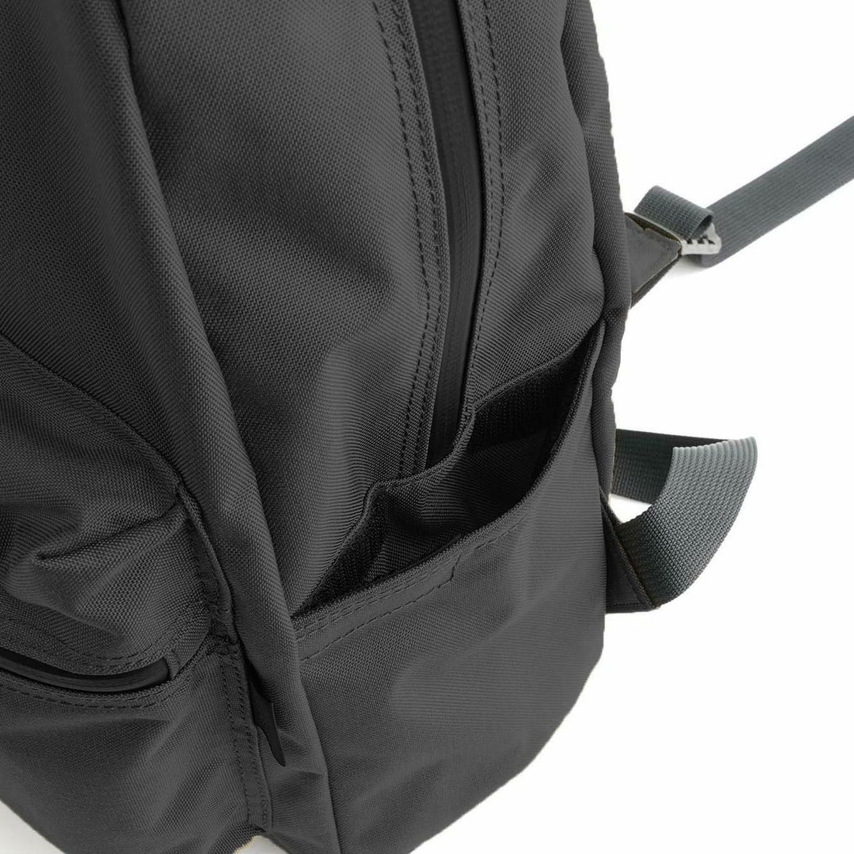 サイドの片側にはマジックテープ付きポケット。