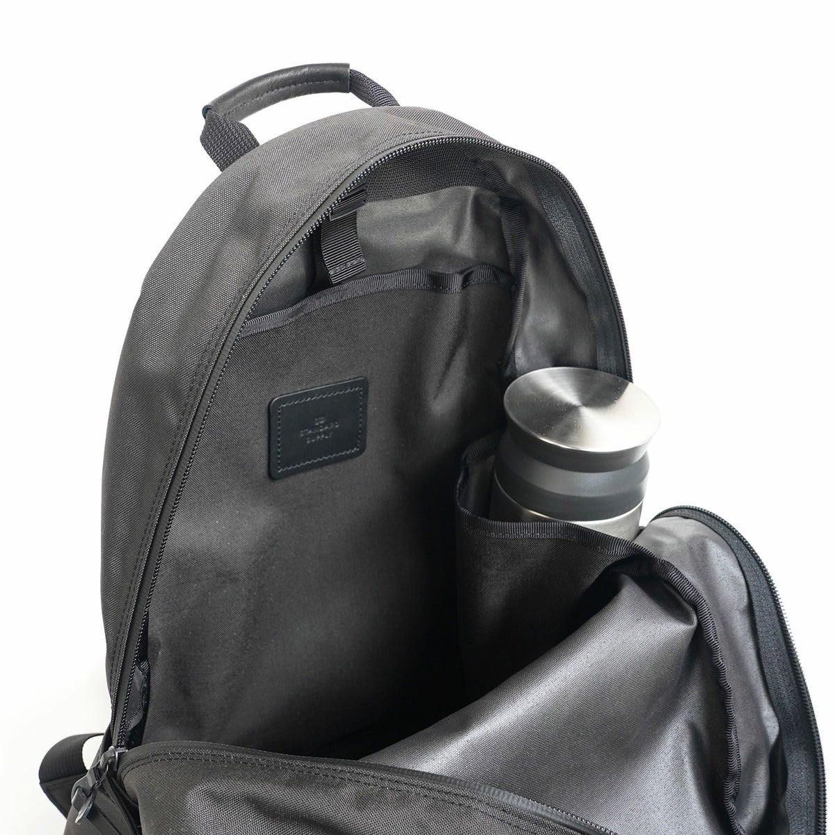 内装のサイドの片側には、ペットボトルなどが入る</br>ホルダーを付けています。