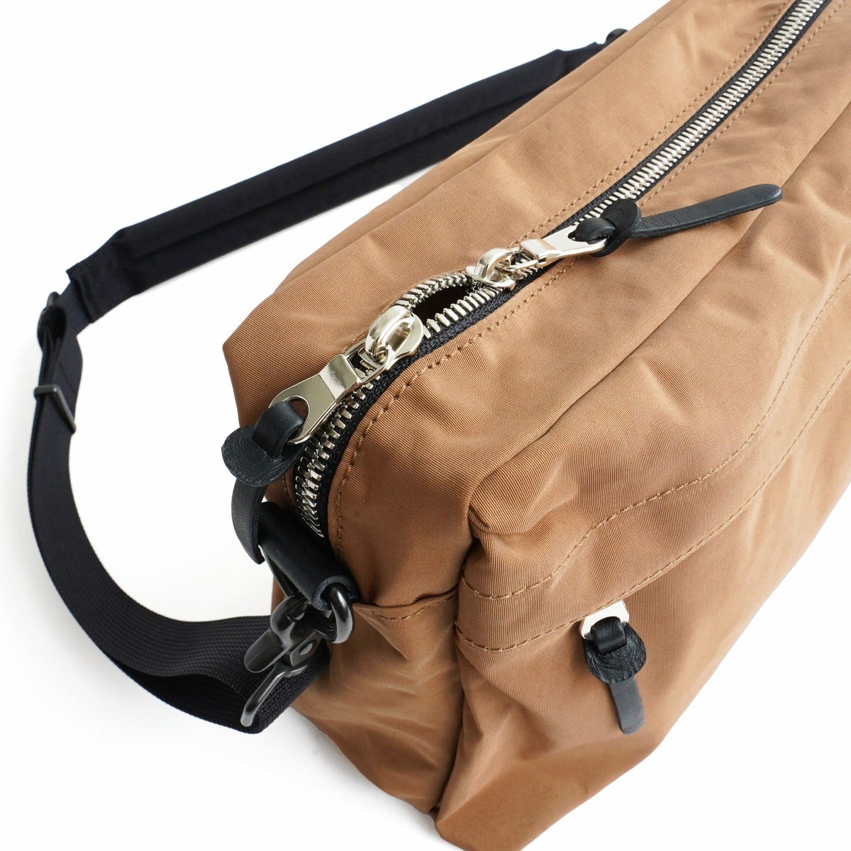 ファスナーには、磨きをかけることで光沢感を出したYKKの高級ライン「エクセラ」を使用。