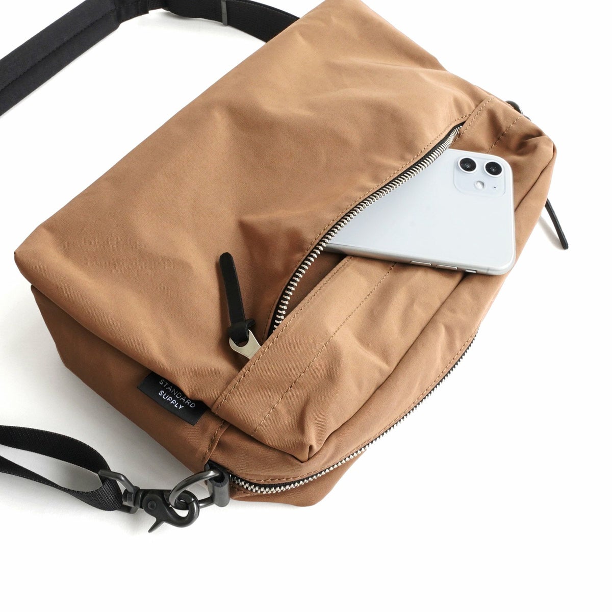 前面にはファスナーポケットを付けています。