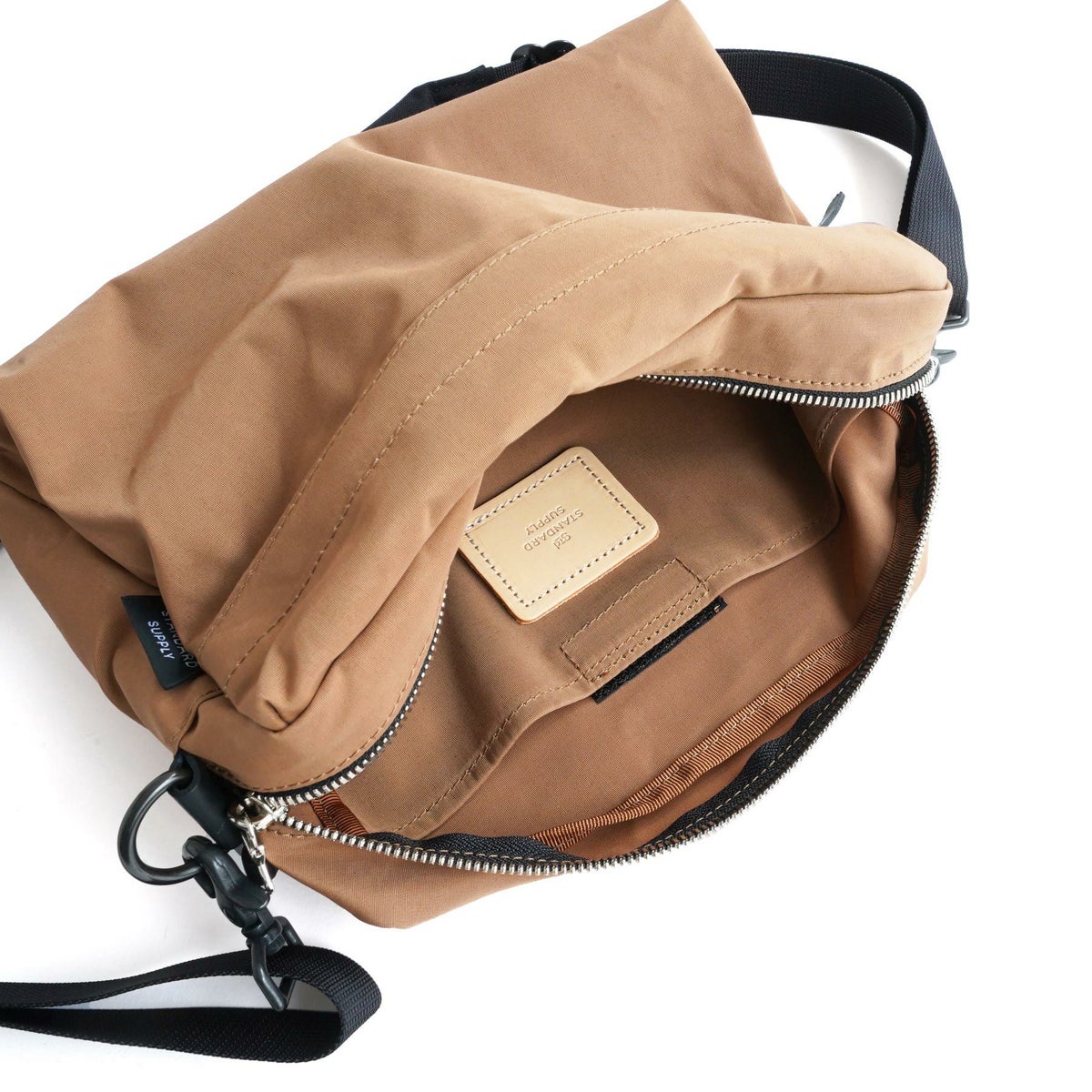 背面にはマジックテープで留められる仕切りポケットを付けています。