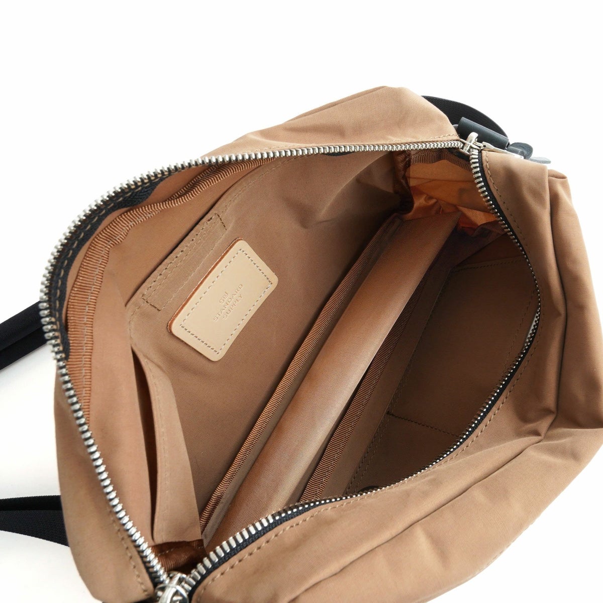 底には置いたときの衝撃を軽減するために、クッション材を入れた底板を付けています。