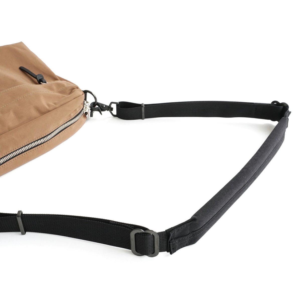 ショルダーパッドは肩への負担を軽減できるようクッション材を入れて補強をしています。