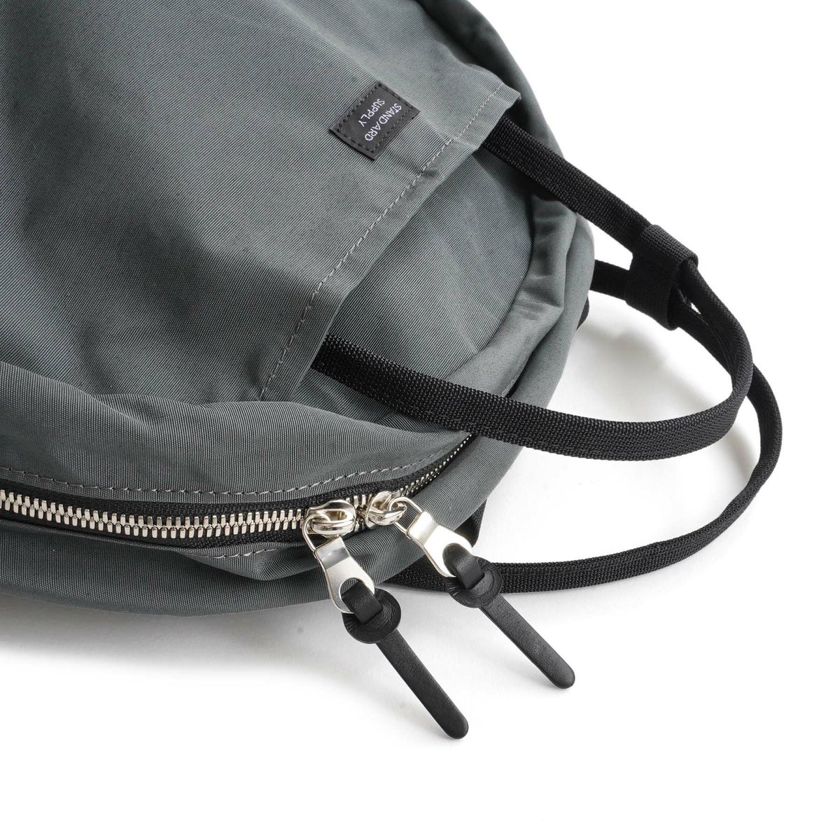 ファスナーには、磨きをかけることで光沢感を出したYKKの高級ライン「エクセラ」を使用。