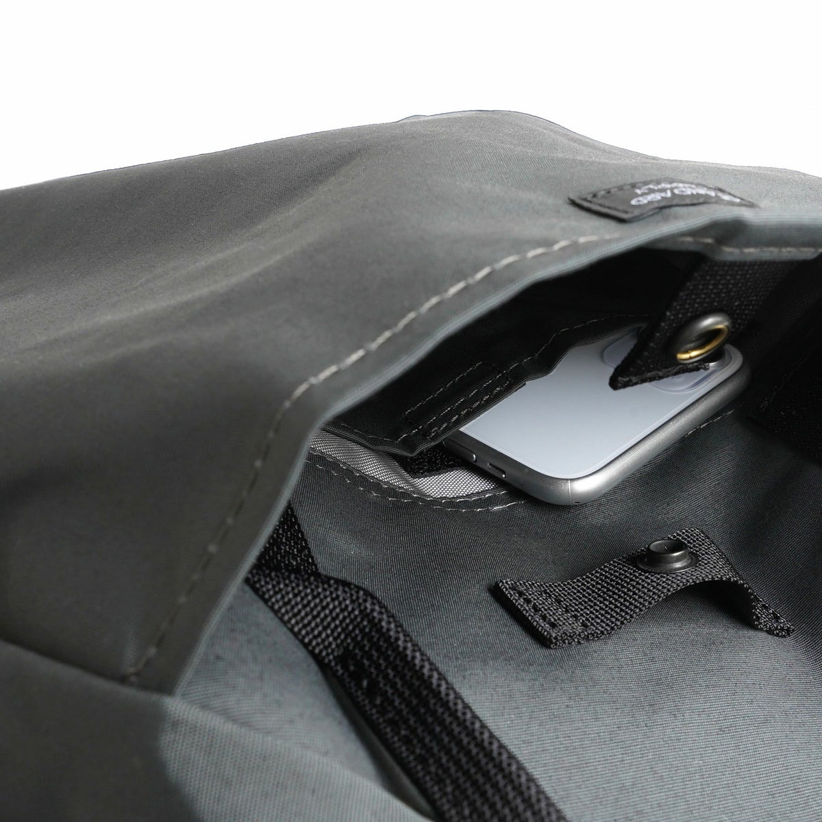 フロントポケットの中にはマジックテープ付きの仕切りポケットを付けています。