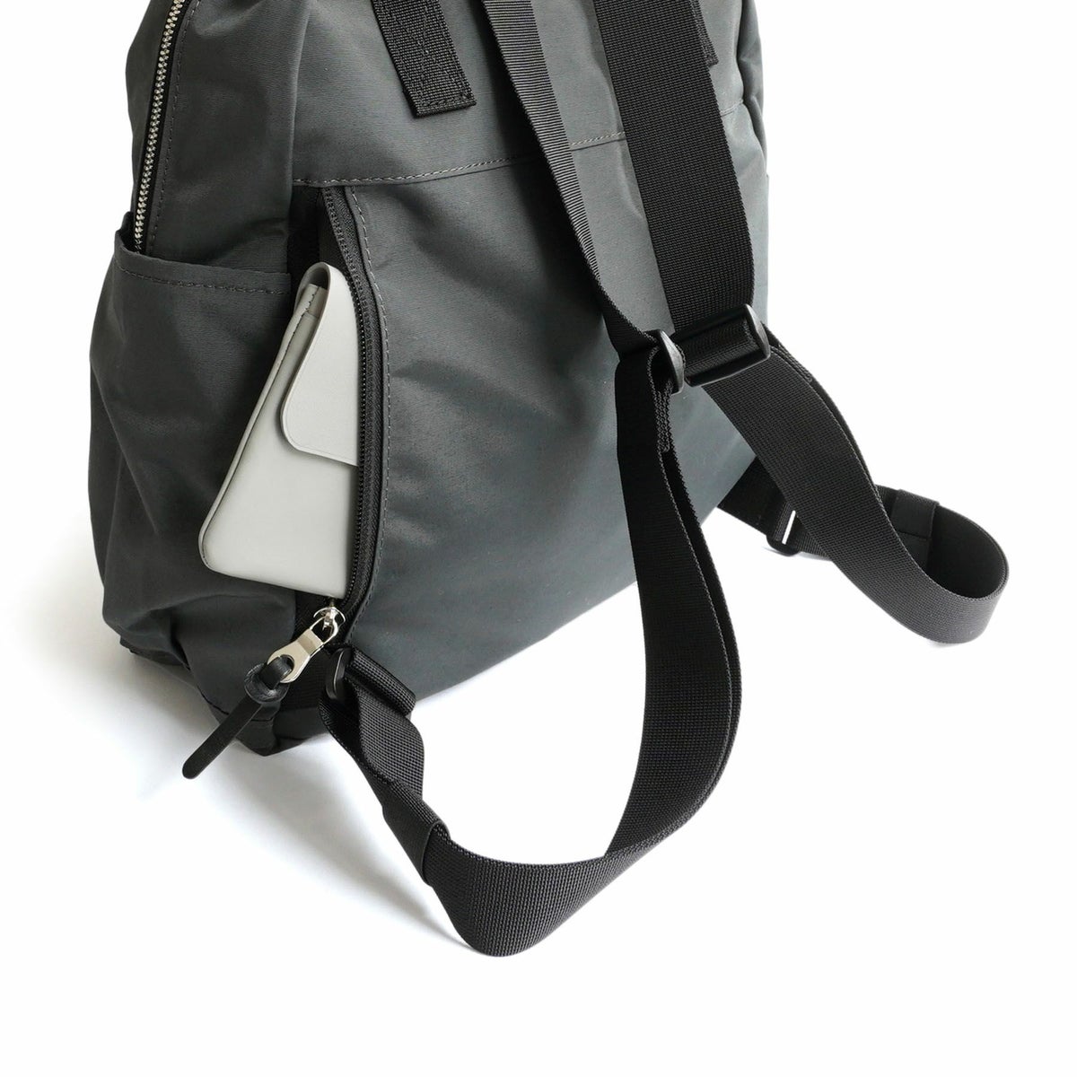 背面にはファスナーで開閉できるポケットが付いており、背負った状態でも出し入れができます。