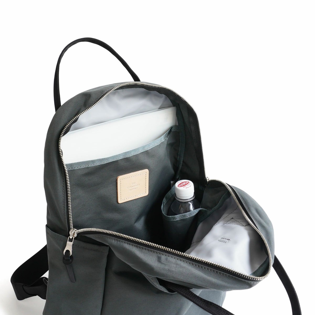 メインスペースにはペットボトルなどが入るホルダーと、A4が入るポケットが付いています。