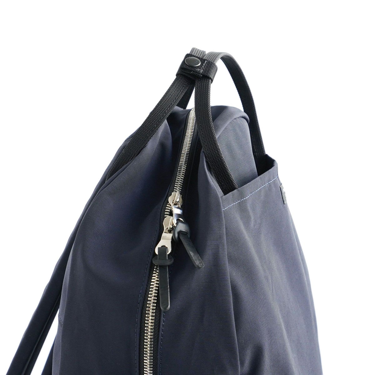 ファスナーには、磨きをかけることで光沢感を出した</br>YKKの高級ライン「エクセラ」を使用。