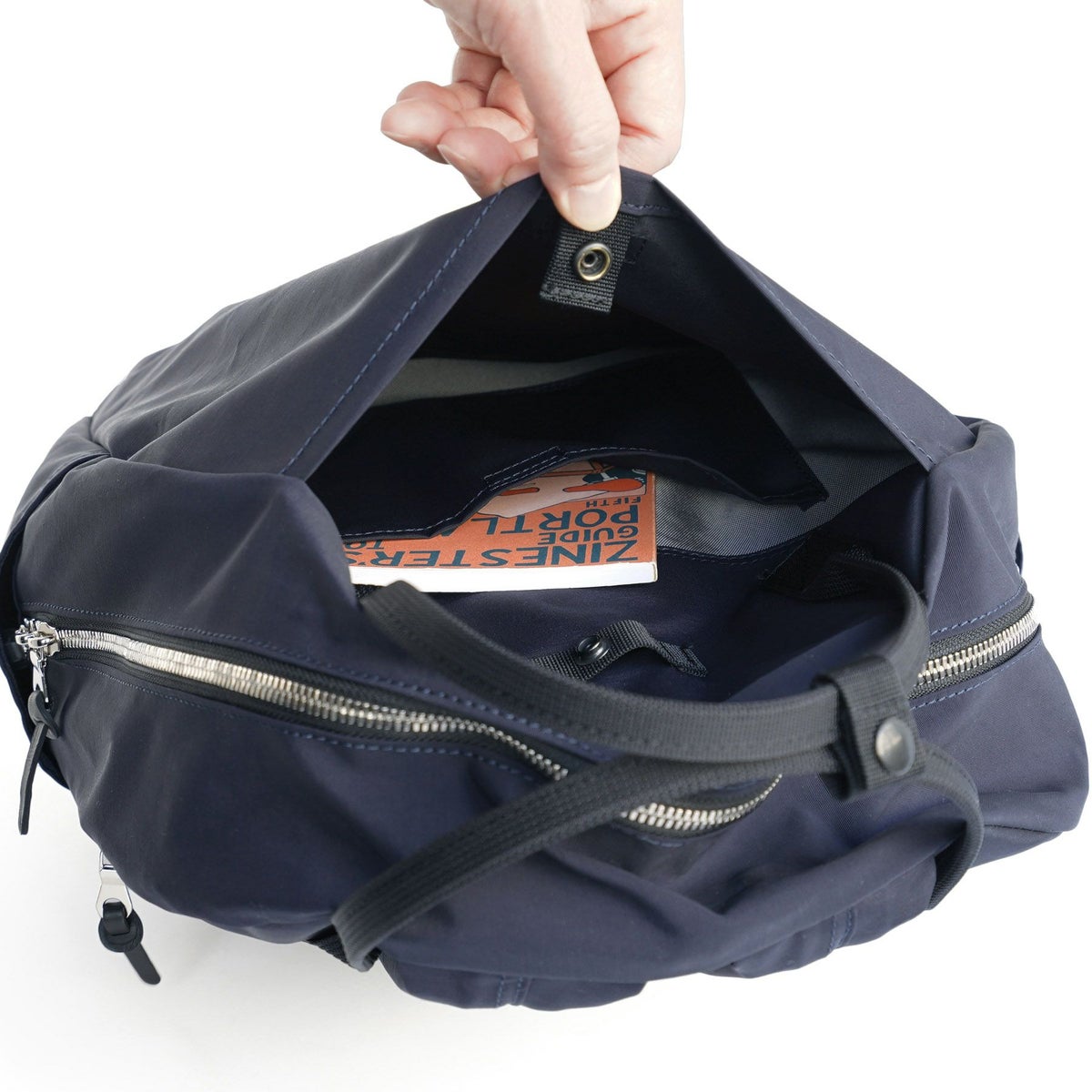 フロントポケットの中にはマジックテープ付きの</br>仕切りポケットを付けています。