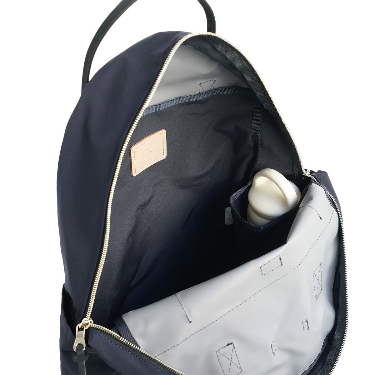 メインスペースにはペットボトルなどが入るホルダーと、</br>A4が入るポケットが付いています。