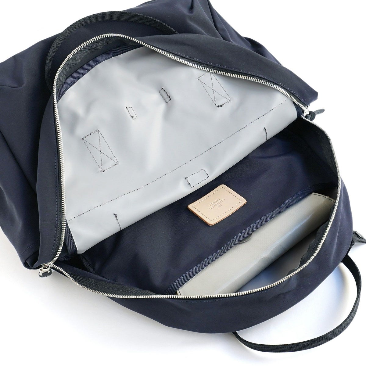 裏地の一部には張り感を出すために、</br>PVC加工を施した素材を使用しています。