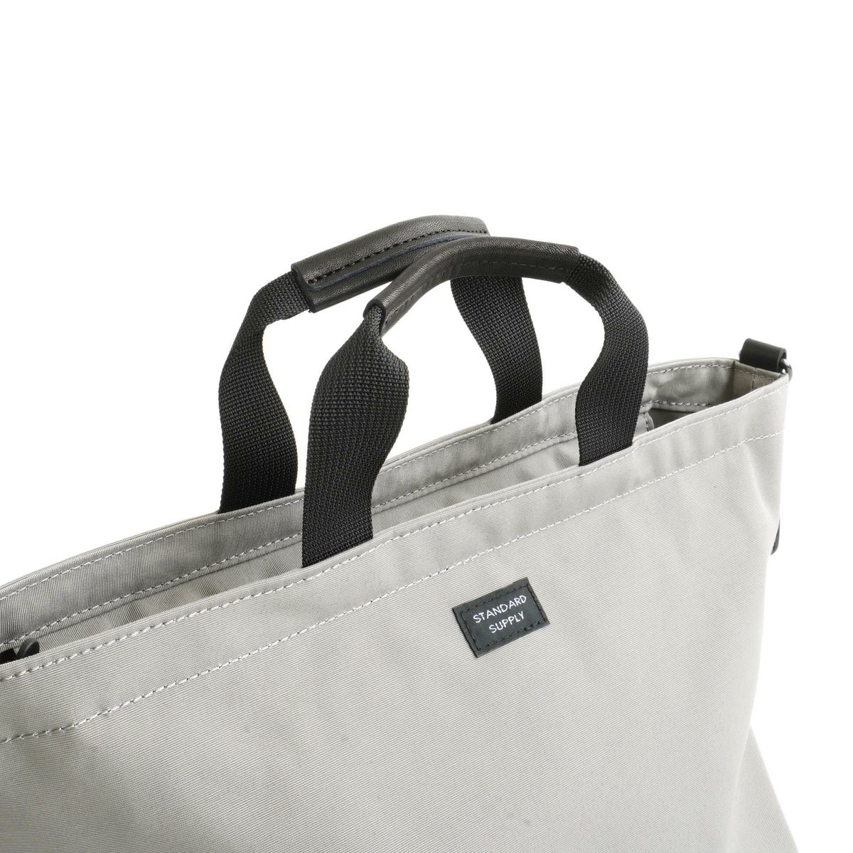 手の負担を軽減する為に、ハンドルは手に馴染みやすい</br>グローブレザーで巻いています。