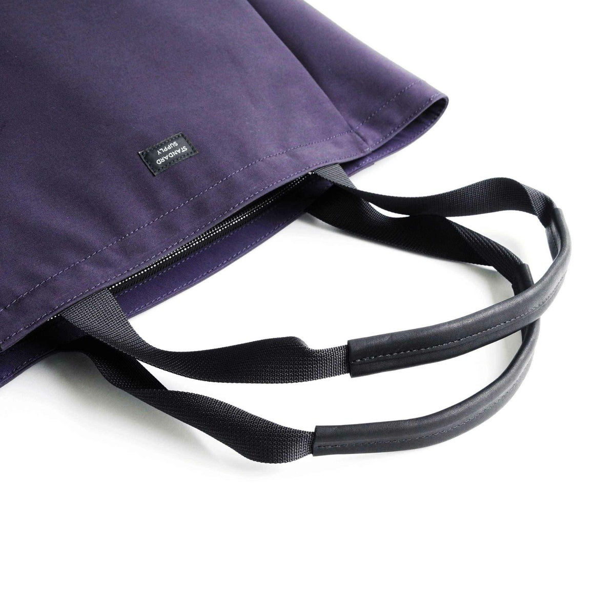 手や肩への負担を軽減する為に、ハンドルは馴染みやすい</br>グローブレザーで巻いています。