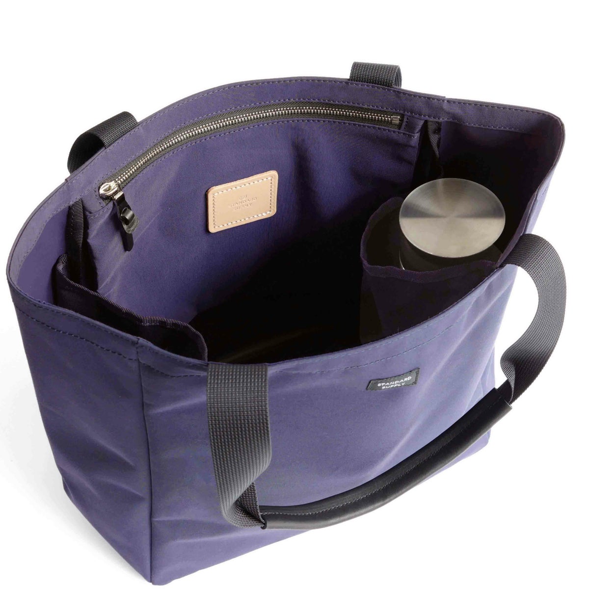 内装の両サイドにはペットボトルなどが入る</br>仕切りを付けています。