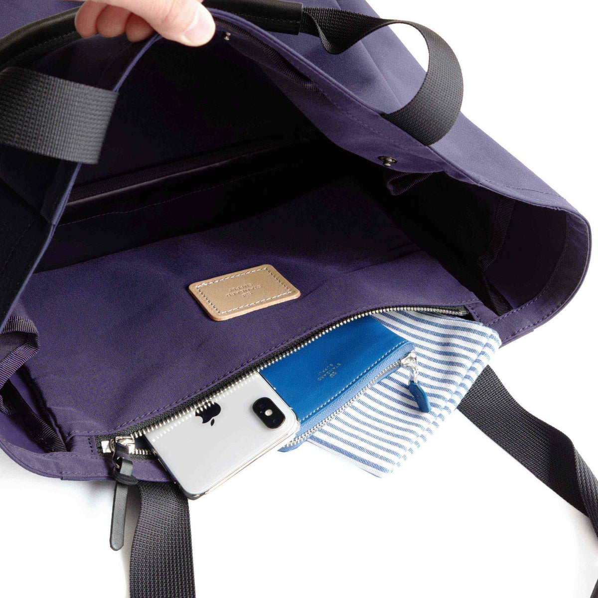 内装の吊りポケットはファスナー付きで</br>細々したものの収納に便利です。