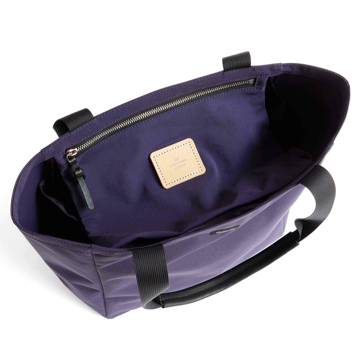 吊りポケットをホックで留めることでフラップにもなり</br>バッグの中身を隠せます。