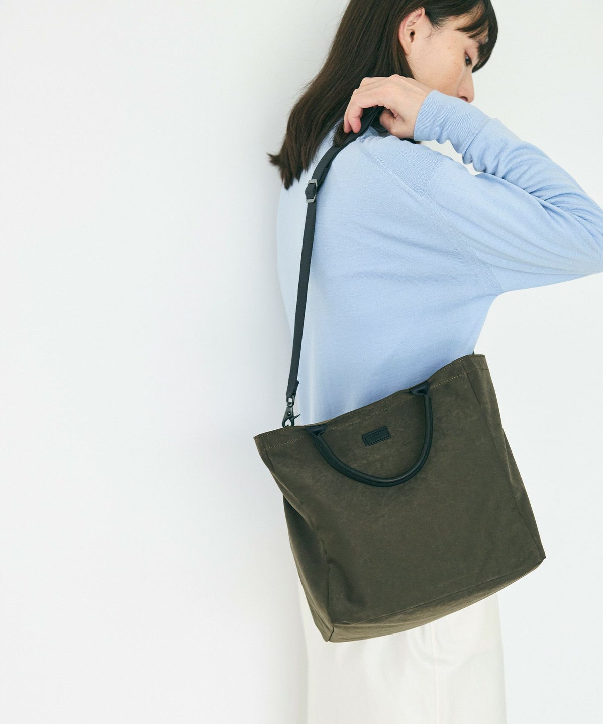 SHOULDER STRAP 30を装着。モデル身長：172cm