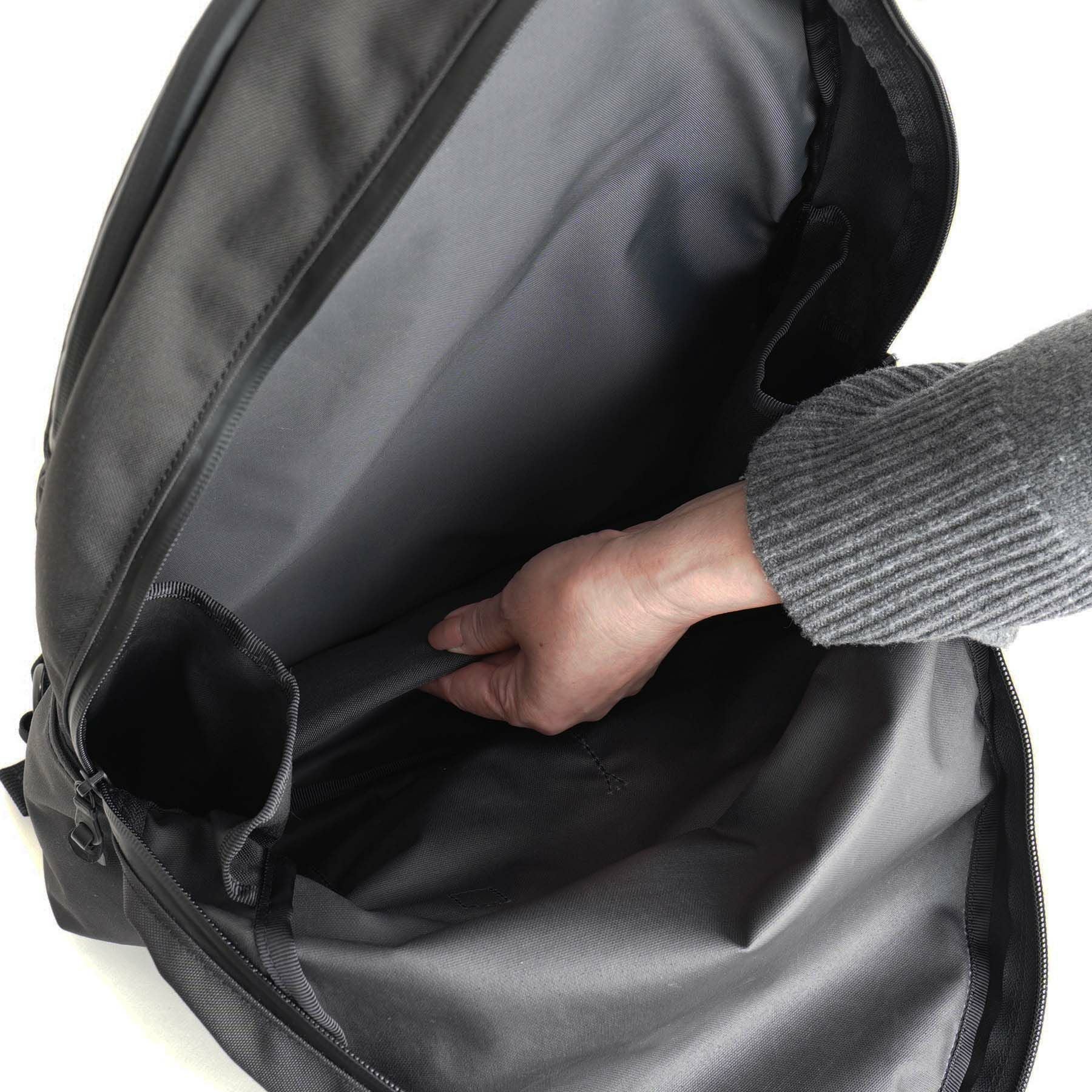 MATTE 2R COMMUTE DAYPACK 2ルームコミュートデイパック | evergreen