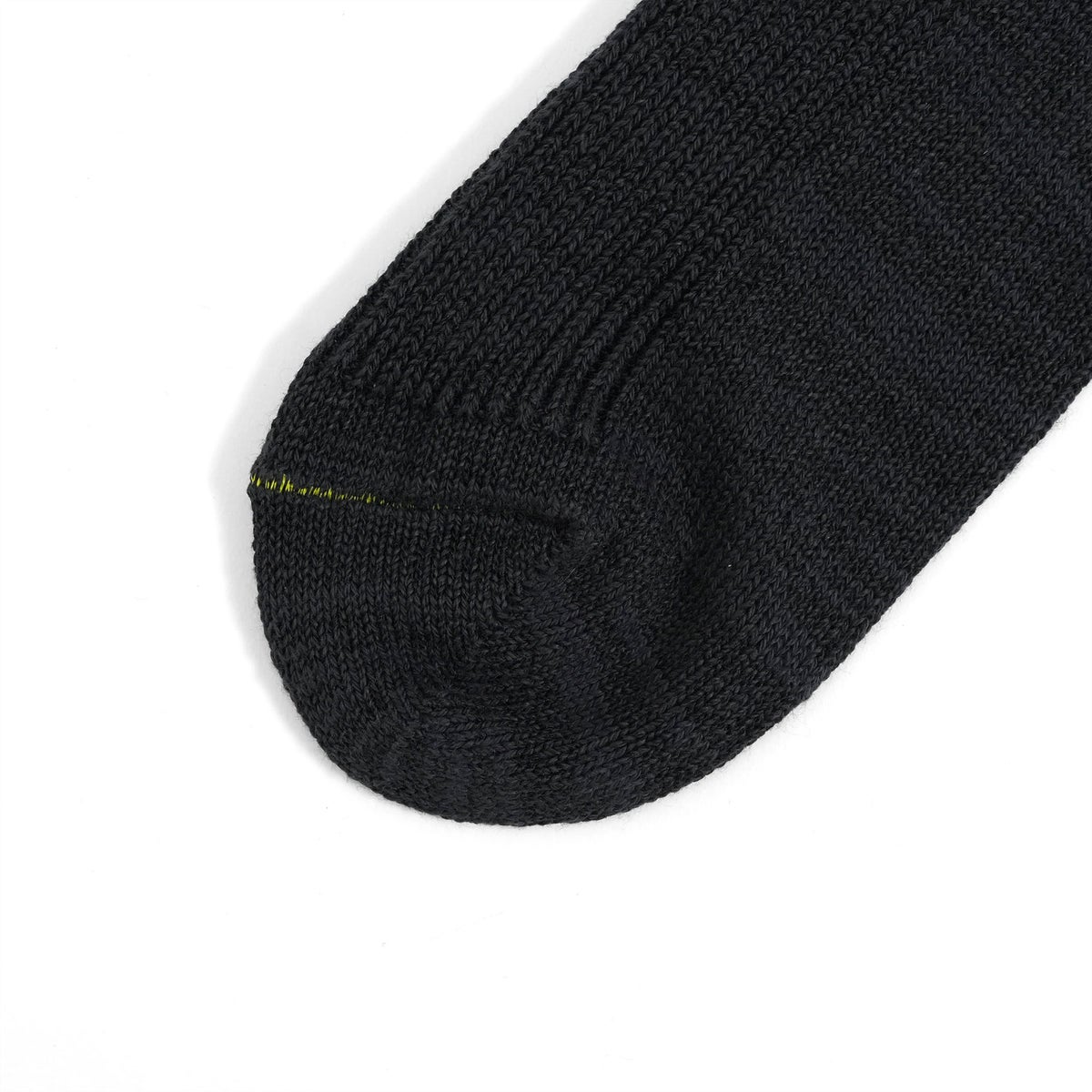 Sサイズのつま先の刺繍はイエローです。